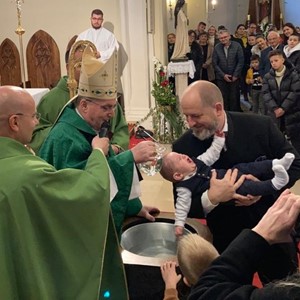 Kardinal Bozanić krstio Kristijana, deveto dijete obitelji Tominac